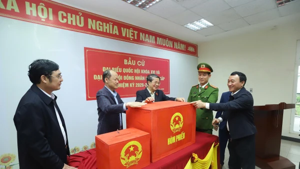 Đồng chí Nguyễn Đức Hải và các thành viên đoàn công tác kiểm tra thực tế công tác bầu cử tại phường Vũng Áng.