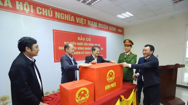 Đồng chí Nguyễn Đức Hải và các thành viên đoàn công tác kiểm tra thực tế công tác bầu cử tại phường Vũng Áng.