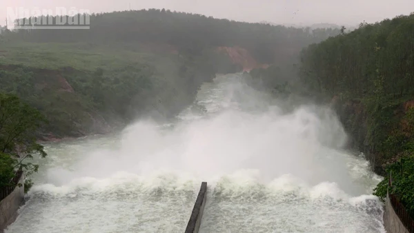 Hồ Kẻ Gỗ xả qua tràn Dốc Miếu với lưu lượng từ 350 m3/giây.