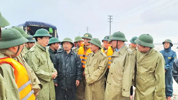 Phó Thủ tướng Mai Văn Chính kiểm tra tình hình ứng phó mưa lũ tại Vũng Áng.