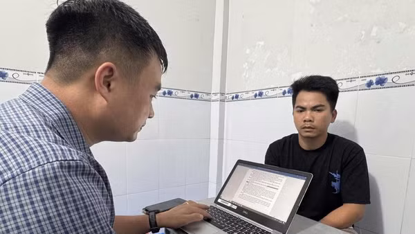 Đối tượng Nguyễn Chí Thanh tại cơ quan an ninh điều tra. (Ảnh: Công an Hà Tĩnh cung cấp)