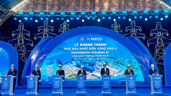 Các đại biểu thực hiện nghi thức khánh thành nhà máy.