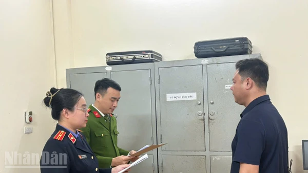 Cơ quan chức năng tống đạt các quyết định đối với Nguyễn Viết Linh.