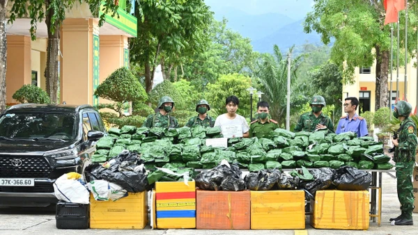 Đối tượng Phạm Ngọc Duy và tang vật vụ án.