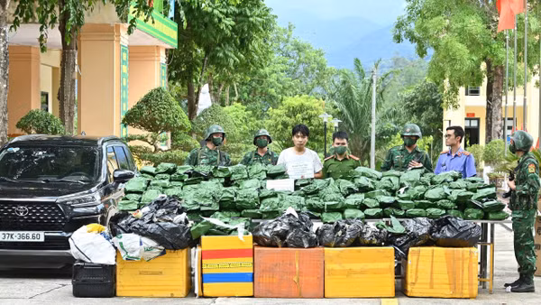 Đối tượng Phạm Ngọc Duy và tang vật vụ án.