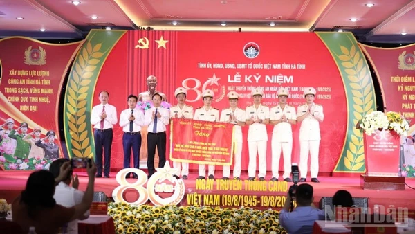 Các đồng chí lãnh đạo tỉnh Hà Tĩnh trao tặng lực lượng Công an Hà Tĩnh bức trướng với nội dung "Công an Hà Tĩnh mưu trí, dũng cảm, vì nước quên thân, vì dân phục vụ”.