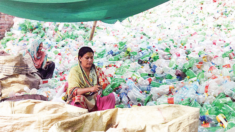 Cơ sở tái chế chai nhựa tại Lahor, Pakistan. (Ảnh TÂN HOA XÃ) 