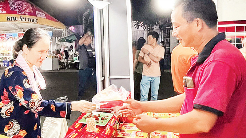 Người tiêu dùng chọn mua thực phẩm giảm giá tại Hội chợ khuyến mãi "Shopping Season" năm 2023. (Ảnh CTV) 