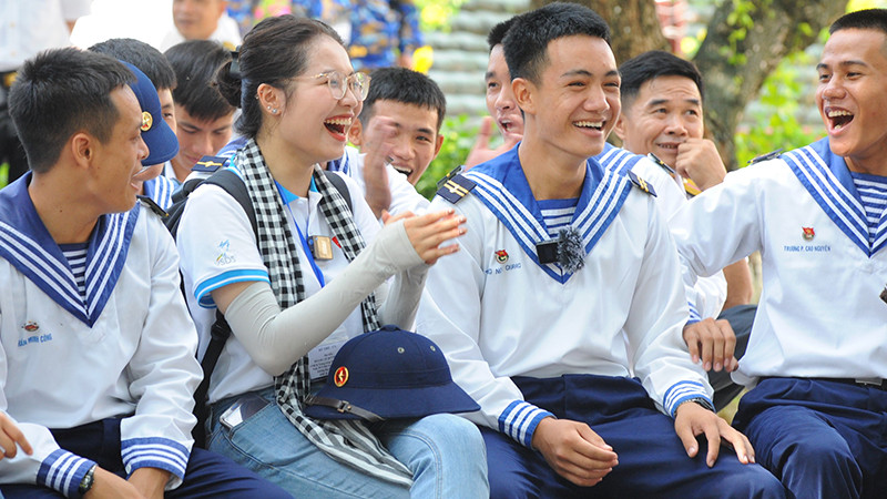 Giao lưu giữa các đại biểu Hành trình "Sinh viên với biển, đảo Tổ quốc" và chiến sĩ xã đảo Sinh Tồn (huyện Trường Sa, tỉnh Khánh Hòa). 