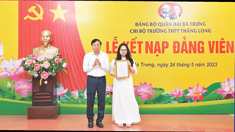 Lãnh đạo Quận ủy Hai Bà Trưng trao Quyết định kết nạp đảng cho học sinh Vũ Phương Thảo, Trường trung học phổ thông Thăng Long. 