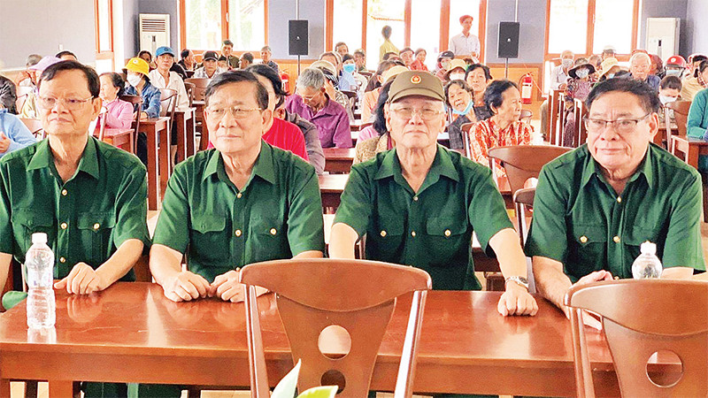 Các cựu chiến binh Tiểu đoàn 180 trong một chuyến thiện nguyện. 