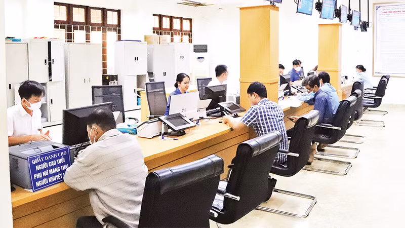 Người dân đến giải quyết thủ tục hành chính tại Trung tâm phục vụ hành chính công tỉnh Ðắk Lắk. 