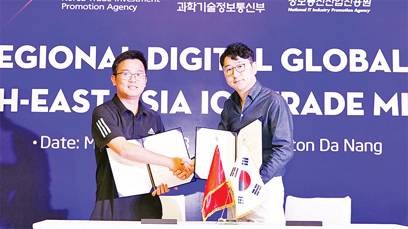 Doanh nhân trẻ Nguyễn Văn Minh Ðức (bên trái) và đối tác Hàn Quốc. 