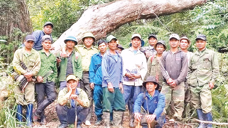 Cán bộ kiểm lâm Hạt Kiểm lâm huyện Mang Yang cùng người dân làng Ðê Kôn, xã Hra tham gia bảo vệ rừng. 