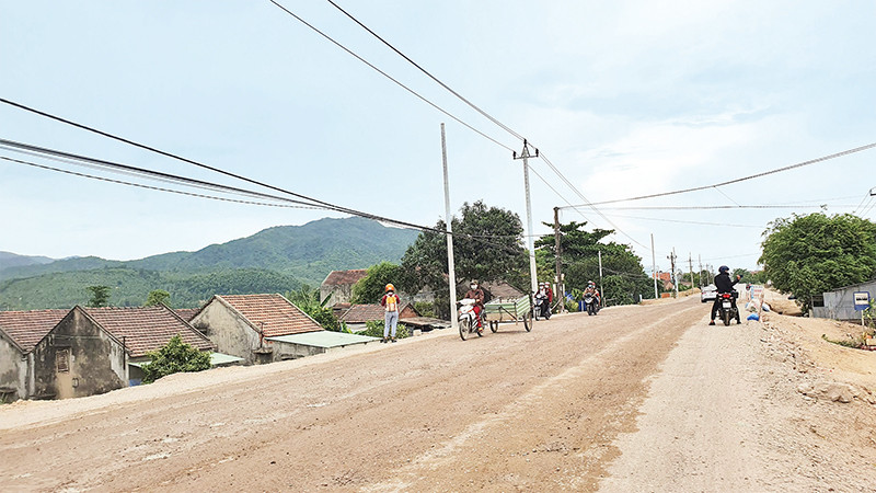 Nhà một số hộ dân thấp hơn nền Quốc lộ 19 tới gần 2m. 