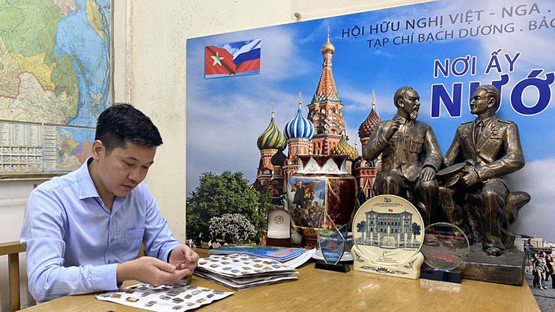 Ninh Văn Tiến với bộ sưu tập huân chương, huy chương và huy hiệu Liên Xô (trước đây) và nước Nga. 