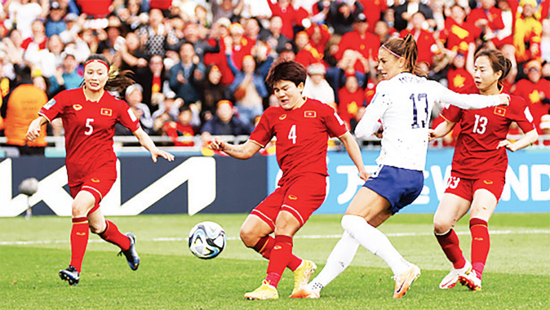 Ðội tuyển Việt Nam (áo đỏ) phòng ngự kiên cường trong trận đấu với đội tuyển Mỹ. 