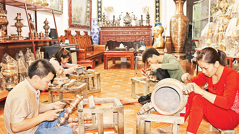 Nghề chế tác đồng, thôn Lộng Thượng, xã Ðại Ðồng, huyện Văn Lâm, tỉnh Hưng Yên. 
