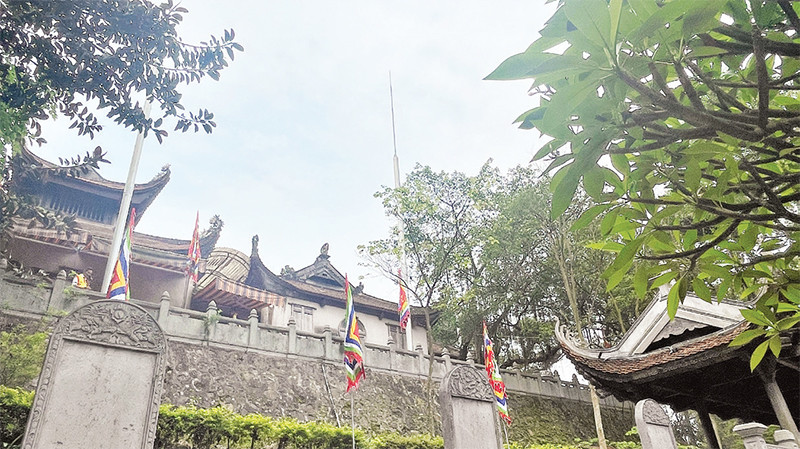 Ðền thờ An Sinh Vương Trần Liễu trên đỉnh núi An Phụ. 