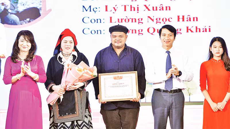 Gia đình anh Lường Quang Ðại nhận bằng khen vinh danh Gia đình trẻ tiêu biểu toàn quốc. 