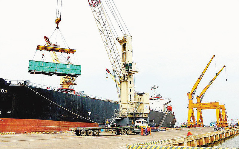 Bốc dỡ hàng hóa tại Cảng Cửa Lò (tỉnh Nghệ An). 