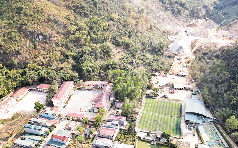 Các mỏ đá ở Thuận Châu (Sơn La) đang tác động tiêu cực đến đời sống người dân. Trong ảnh: Khu vực mỏ đá phía trong và phía ngoài là khu dân cư, trường học, khu hoạt động thể thao. 