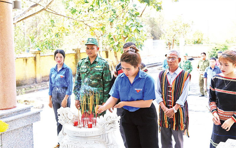 Các đoàn viên, thanh niên dâng hương tưởng niệm các liệt sĩ tại Bia tưởng niệm Di tích Quốc gia đặc biệt Ðường Trường Sơn - Ðường Hồ Chí Minh - Bến vượt sông Sê-rê-pốk ở xã biên giới Krông Na, huyện Buôn Ðôn.