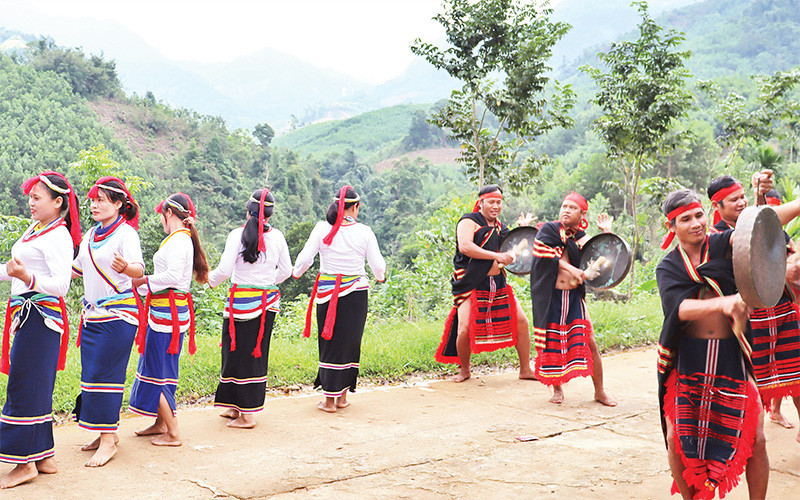 Cồng chiêng dân tộc Co ở Trà Bồng mang đậm dấu ấn cộng đồng. 