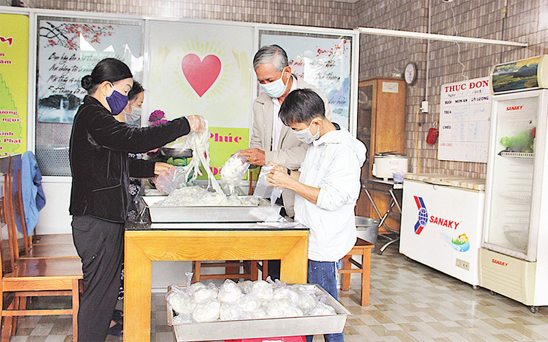 Bảy năm qua, hàng chục nghìn suất ăn đã được bếp ăn từ thiện tại Bệnh viện tâm thần Ðà Nẵng trao tặng cho các bệnh nhân nghèo. 