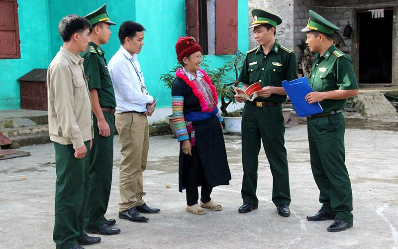 Cán bộ Bộ đội Biên phòng tỉnh Hà Giang tuyên truyền, vận động người dân huyện Mèo Vạc không mua bán, vận chuyển, tàng trữ và sử dụng trái phép ma túy. (Ảnh XUÂN MINH) 