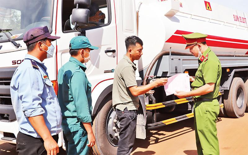 Lực lượng chức năng kiểm soát phương tiện vào khu vực công trường dự án sân bay Long Thành. 