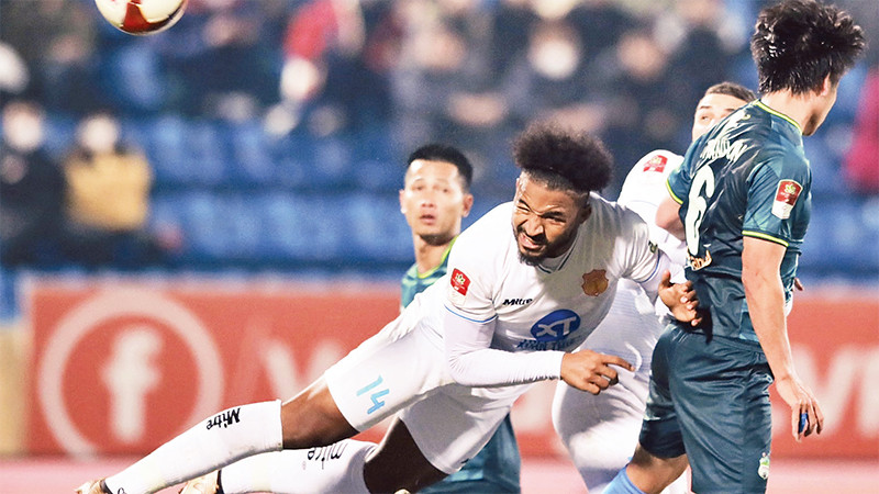 Rafaelson (14) lập cú đúp bằng đầu, giúp Thép Xanh Nam Ðịnh thắng đậm Hoàng Anh Gia Lai 3-0. 