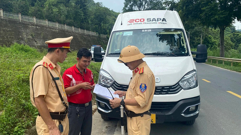 Cơ quan quản lý đánh giá xe hợp đồng trá hình khiến Nhà nước thất thu thuế, phá vỡ quy hoạch tuyến vận tải, tiềm ẩn nguy cơ ùn tắc, tai nạn giao thông. 