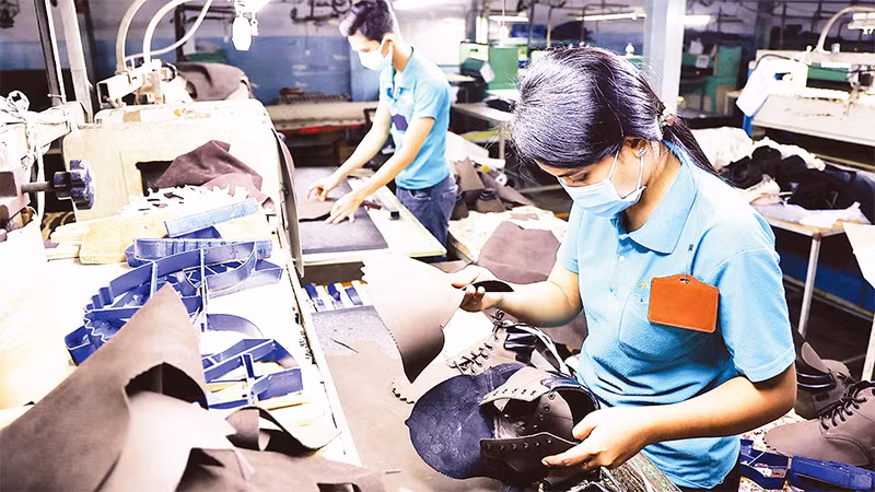 Hoàn thiện sản phẩm giày xuất khẩu tại Công ty cổ phần Tập đoàn Giày Gia Ðịnh, thành phố Thủ Ðức, Thành phố Hồ Chí Minh. (Ảnh HỒNG ÐẠT) 