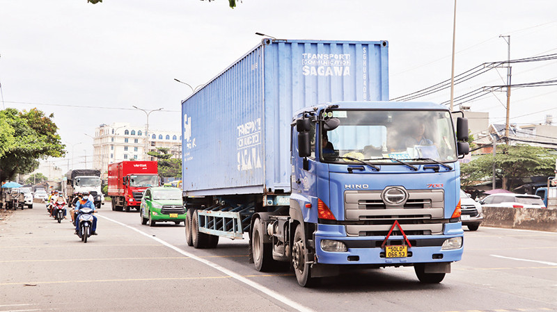 Hệ thống hạ tầng giao thông Ðồng Nai chưa đồng bộ, chưa kết nối tốt khiến chi phí logistics cao. Trong ảnh: Giao thông trên Quốc lộ 51, đoạn qua địa bàn Ðồng Nai. 