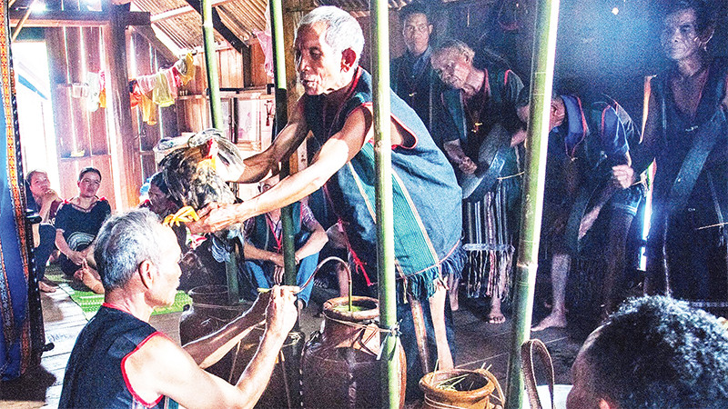 Sở Văn hóa, Thể thao và Du lịch tỉnh Ðắk Lắk tổ chức phục dựng Di sản văn hóa phi vật thể quốc gia Lễ Mừng thọ của người Mơ Nông tại buôn Ðung (xã Ðắk Phơi, huyện Lắk). 