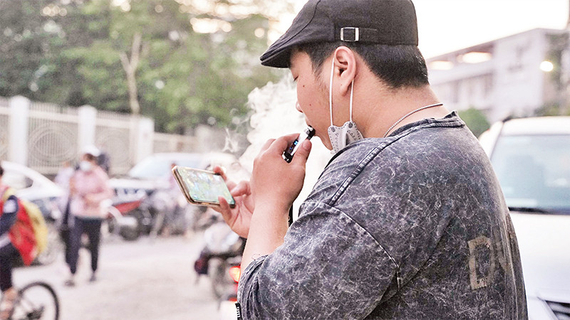 Tỷ lệ hút thuốc lá tại Việt Nam vẫn còn cao và gia tăng tỷ lệ người sử dụng thuốc lá mới. (Ảnh PHẠM VĂN) 