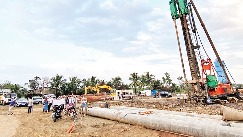 Một gói thầu Dự án vành đai 3 Thành phố Hồ Chí Minh đang thi công tại huyện Củ Chi, Thành phố Hồ Chí Minh. 