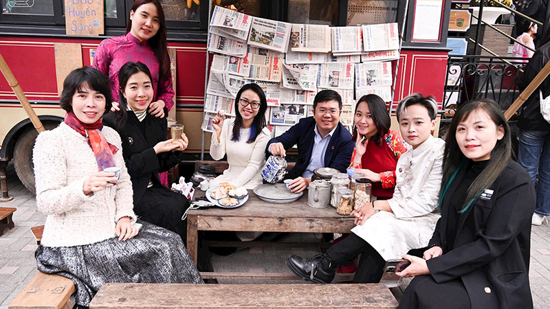 Khách du lịch trở về thời bao cấp bên Tuyến tàu điện số 6 ở phố ẩm thực Ðảo Ngọc-Ngũ Xã (quận Ba Ðình, Hà Nội). 