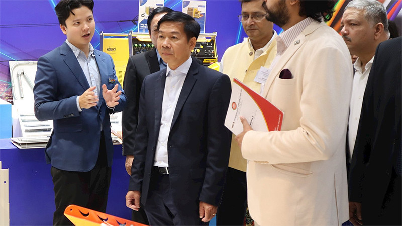 Gian trưng bảy sản phẩm công nghệ cao tại Showroom Trung tâm Xúc tiến Thương mại và Ðầu tư Thành phố Hồ Chí Minh. 