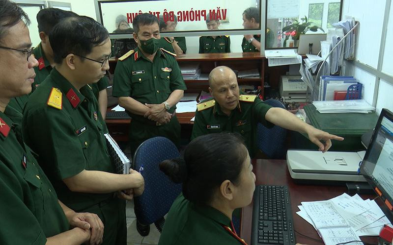 Ban Chỉ đạo cải cách hành chính và Chính phủ điện tử Bộ Quốc phòng kiểm tra công tác phát triển Chính phủ điện tử tại Quân khu 1. 