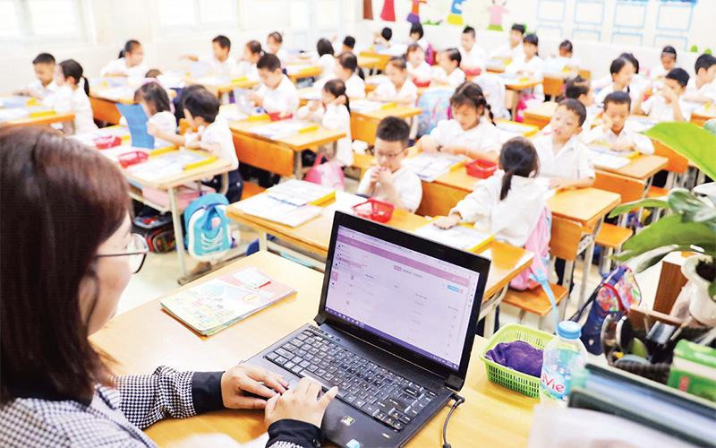 Cô giáo Trương Thị Hiền với ứng dụng Sổ tay đến trường. (Ảnh THANH TÙNG) 