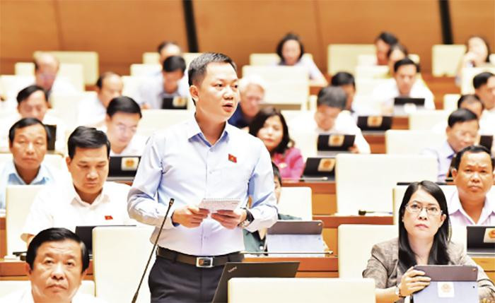 Đại biểu Quốc hội phát biểu ý kiến thảo luận tại hội trường trong phiên họp về thực hiện chính sách, pháp luật về thực hành tiết kiệm, chống lãng phí giai đoạn 2016-2021. Ảnh | Thủy Nguyên 