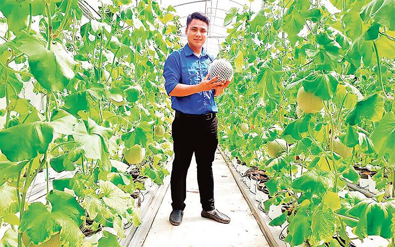 Tạ Duy Cường trong nông trang của mình. 