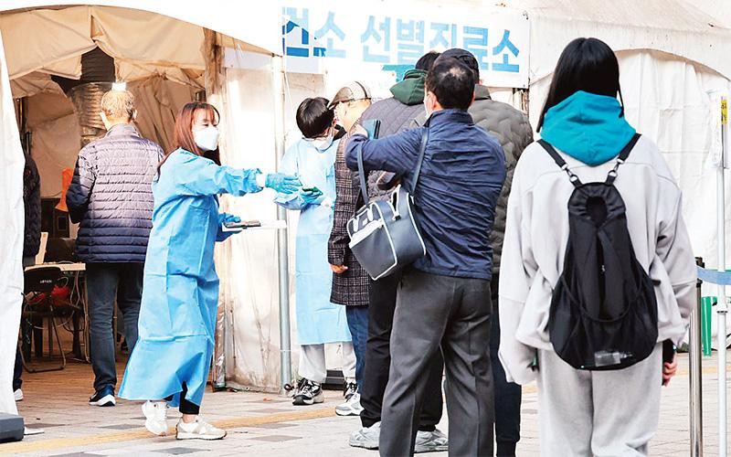 Một điểm xét nghiệm Covid-19 tại Seoul, Hàn Quốc. (Ảnh YONHAP) 
