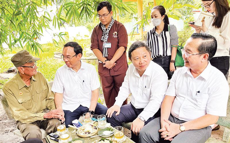 Ðồng chí Nguyễn Văn Nên, Ủy viên Bộ Chính trị, Bí thư Thành ủy Thành phố Hồ Chí Minh trong lần khảo sát Ðịa đạo Phú Thọ Hòa. 