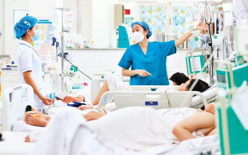 Nhân viên y tế luôn đối diện với áp lực công việc cao. Ảnh | Bộ Y tế 