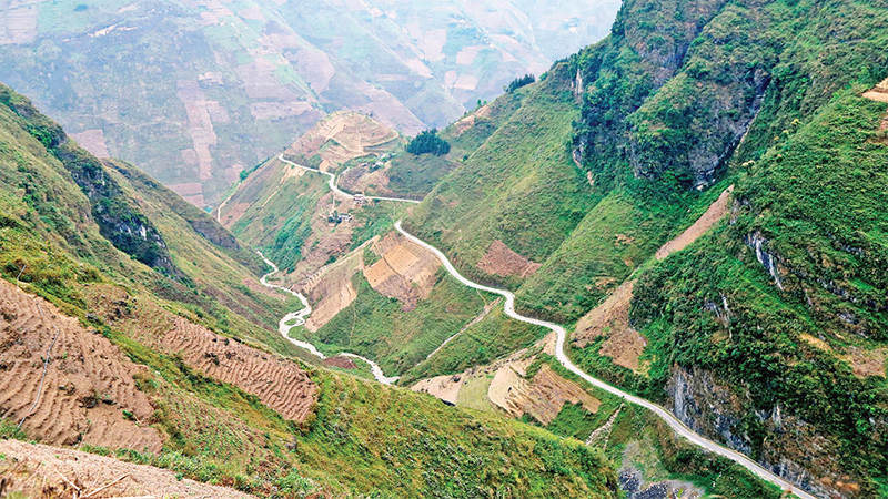 Ðường Hạnh Phúc cheo leo qua núi. 