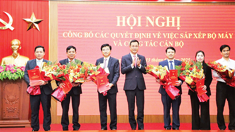 Bí thư Tỉnh ủy Quảng Bình Lê Ngọc Quang trao quyết định điều động, phân công lãnh đạo Ban Tuyên giáo và Dân vận Tỉnh ủy Quảng Bình. 