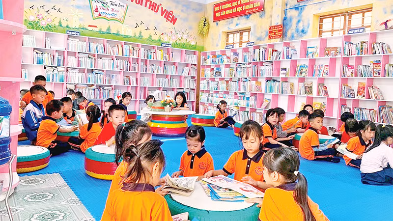 Thư viện Trường tiểu học Vĩnh Hòa được đầu tư bài bản, hiện đại có nhiều đầu sách. 